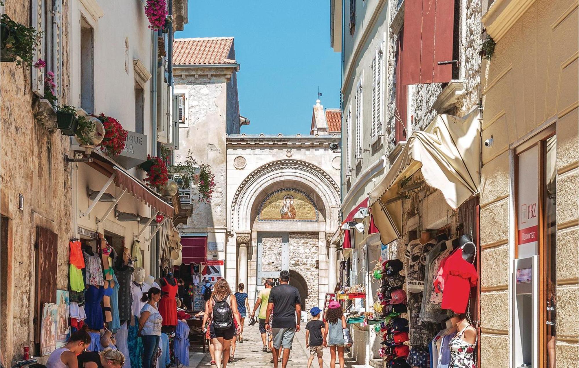 1 Bedroom Amazing In Apartment Poreč